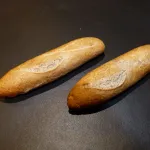 Deux demi-baguettes artisanales sans gluten
